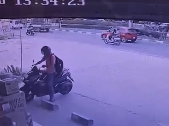 Motor Baru Karyawan Alfamart Sarolangun Raib Digondol Pria, Aksi Pelaku Terekam CCTV