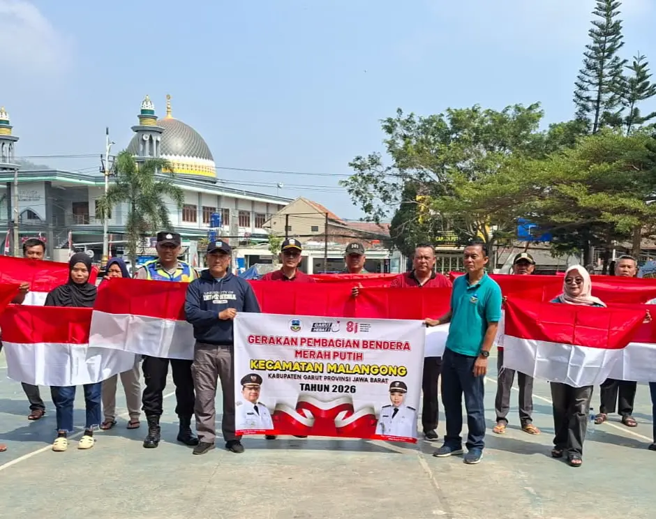 Polsek Malangbong Bagikan 1.000 Bendera Merah Putih di Alun-Alun Garut, Ajak Warga Kibarkan Jelang HUT ke-81 RI