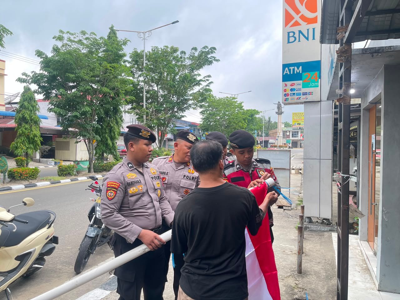 Polres Nunukan Bagikan 500 Bendera Merah Putih ke Pengendara dan Warga Jelang HUT ke-81 RI