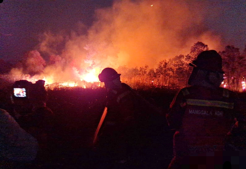 Kebakaran Lahan 15 Hektare di Ogan Ilir Meluas, Petugas Gabungan Padamkan Api dari Sore hingga Malam