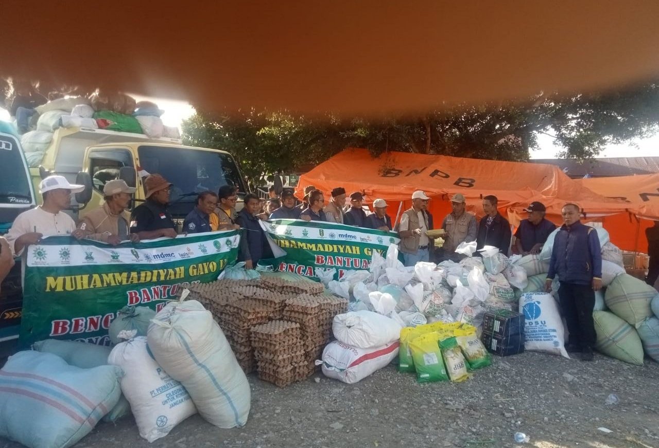 Muhammadiyah Gayo Lues Serahkan 96 Paket Sembako dan Rp10 Juta untuk Korban Kebakaran Jagong Jeget