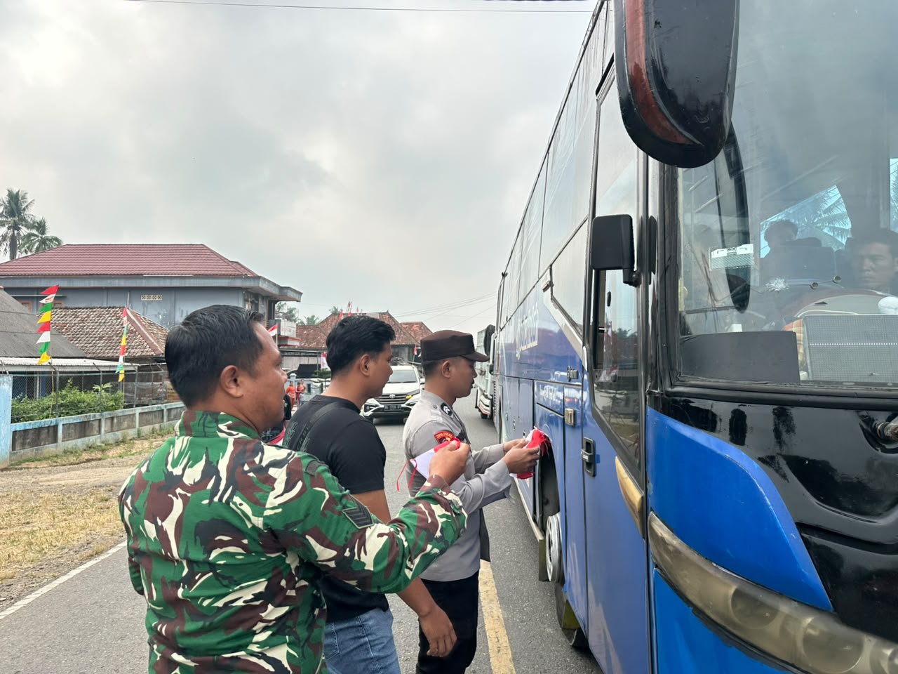 Camat, Kapolsek, dan Babinsa Sanga Desa Bagikan Bendera Merah Putih di Jalan Lintas Sekayu–Lubuk Linggau Jelang HUT ke-81 RI