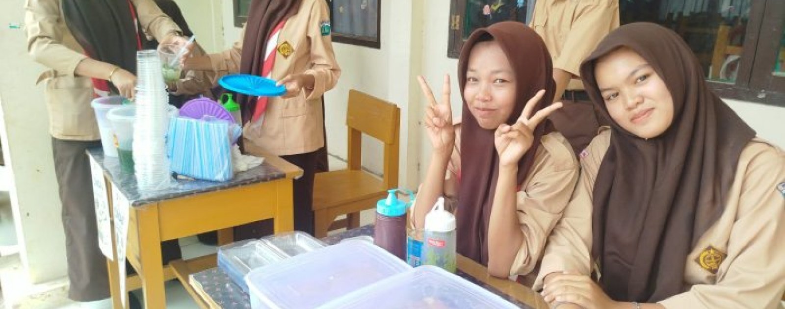 MAN 1 Muaro Jambi Isi HUT Pramuka dengan Bazar Kuliner, Es Cincau Buatan Siswa Kelas 12D Laris Manis