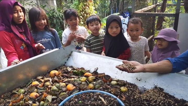 Kampung Darling Kota Tangerang Ajak Anak-anak Pilah Sampah Lewat Praktik Beri Pakan Maggot BSF