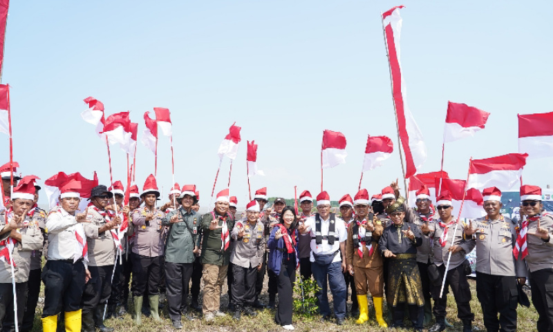 Ekspedisi Merah Putih Polda Riau Tanam Mangrove di Kuala Selat Inhil, Menteri LHK Targetkan Rehabilitasi 1.000 Hektare Pesisir Terabrasi