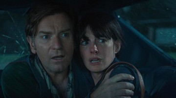 Review Film The End of Oak Street: Anne Hathaway dan Ewan McGregor Bersinar di Tengah Premis Dinosaurus