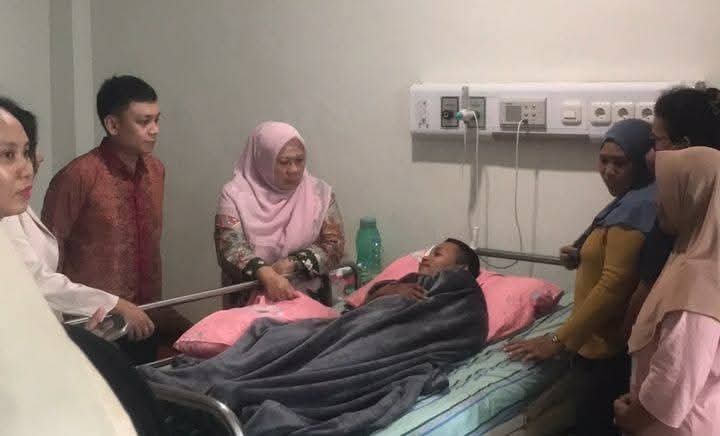 Wagub Sulteng Reny Lamadjido Jenguk Pasien di RS Wahidin Makassar, Bantu Ringankan Biaya Pengobatan Rp 42 Juta