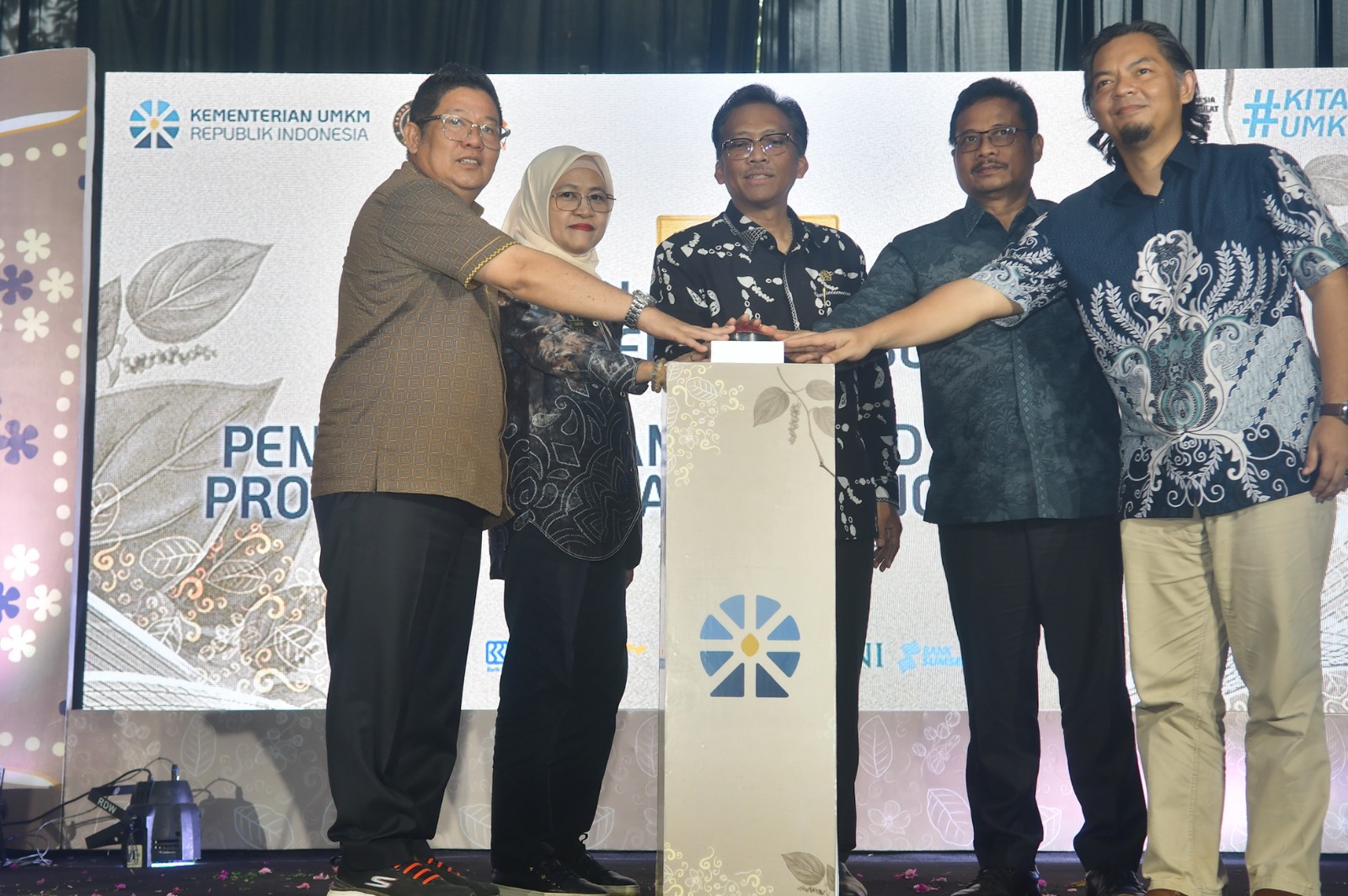 Holding UMKM Klaster Pertanian Resmi Diluncurkan di Bangka Tengah, 200 Petani Teken Akad KUR Massal