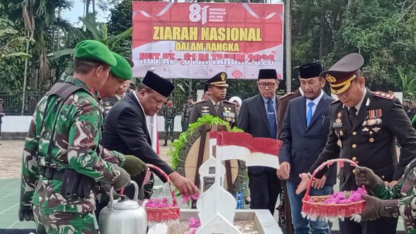 Ziarah Nasional di Makam Kolonel Husein Jusuf, Bupati Bireuen Salurkan Bantuan Sosial untuk Ahli Waris Pahlawan