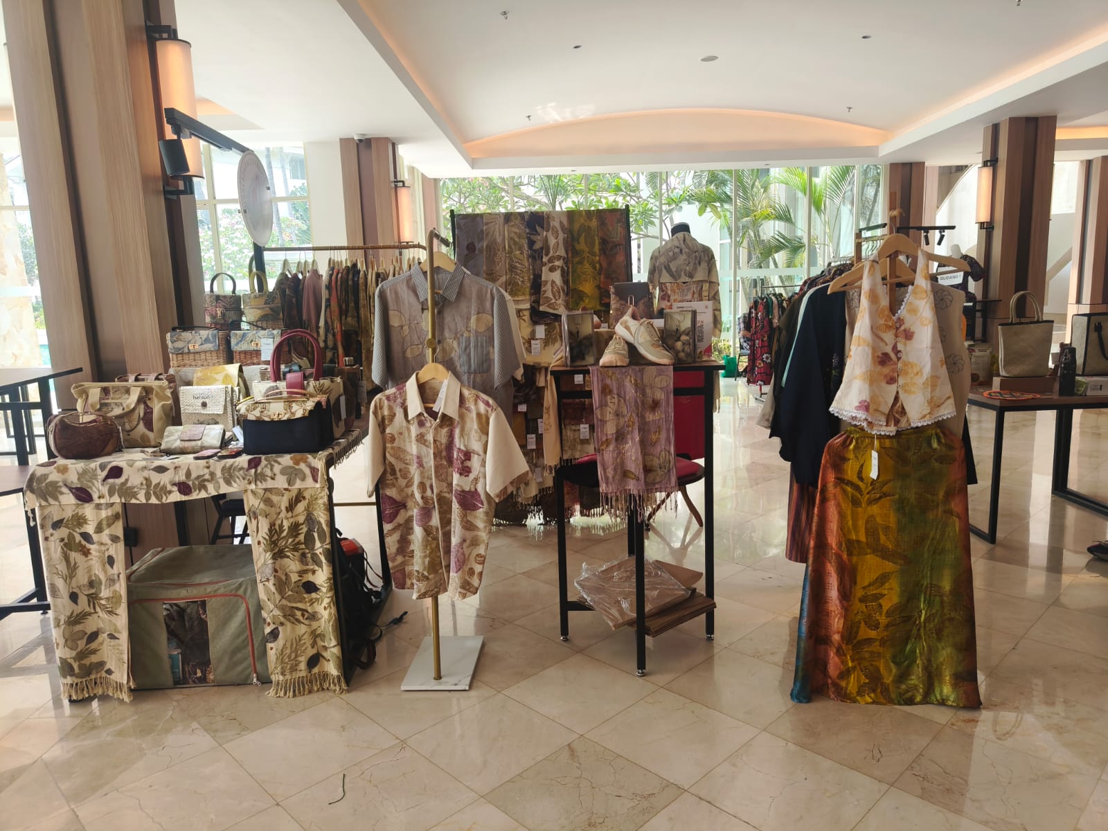 UMKM Banten Mooladara Eco Fashion Pamerkan Produk Ecoprint ke Wisatawan Asing di Sheraton Hotel Bandara Soekarno-Hatta