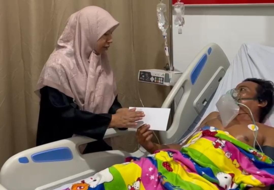 Wabup Lombok Barat Jenguk 6 Korban Kapal Terbakar KMP Putri Yasmin di RSUD Tripat, Pastikan Pelayanan Medis Optimal