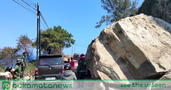 Gempa M7,7 Guncang Nagekeo, Jalur Trans Flores di Barai Putus Total dan Relawan WIZ Terpaksa Terobos Longsor Pakai Motor