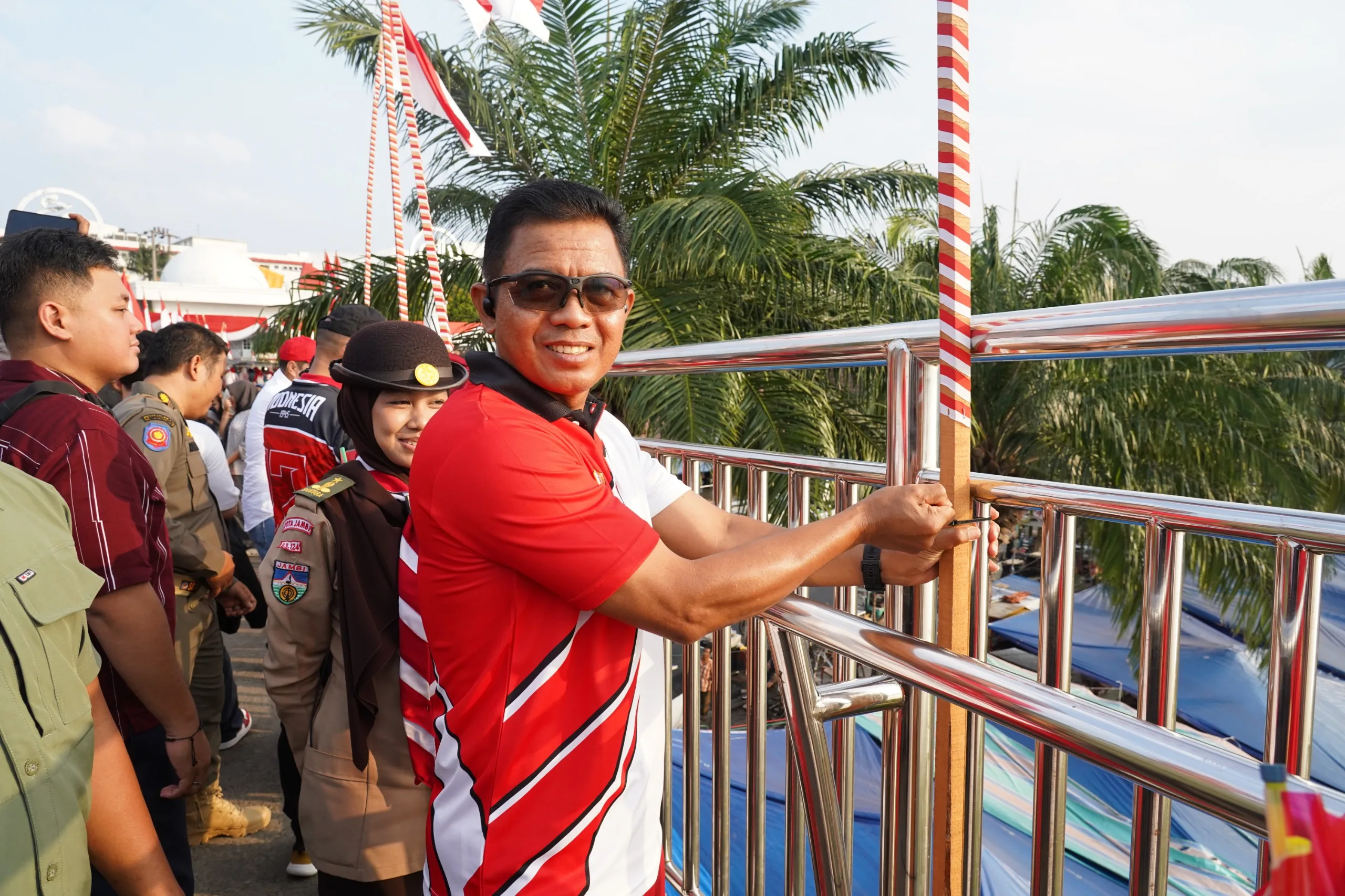 Danrem 042/Garuda Putih dan Gubernur Jambi Ikut Pengibaran Merah Putih di Jembatan Gentala Arasy
