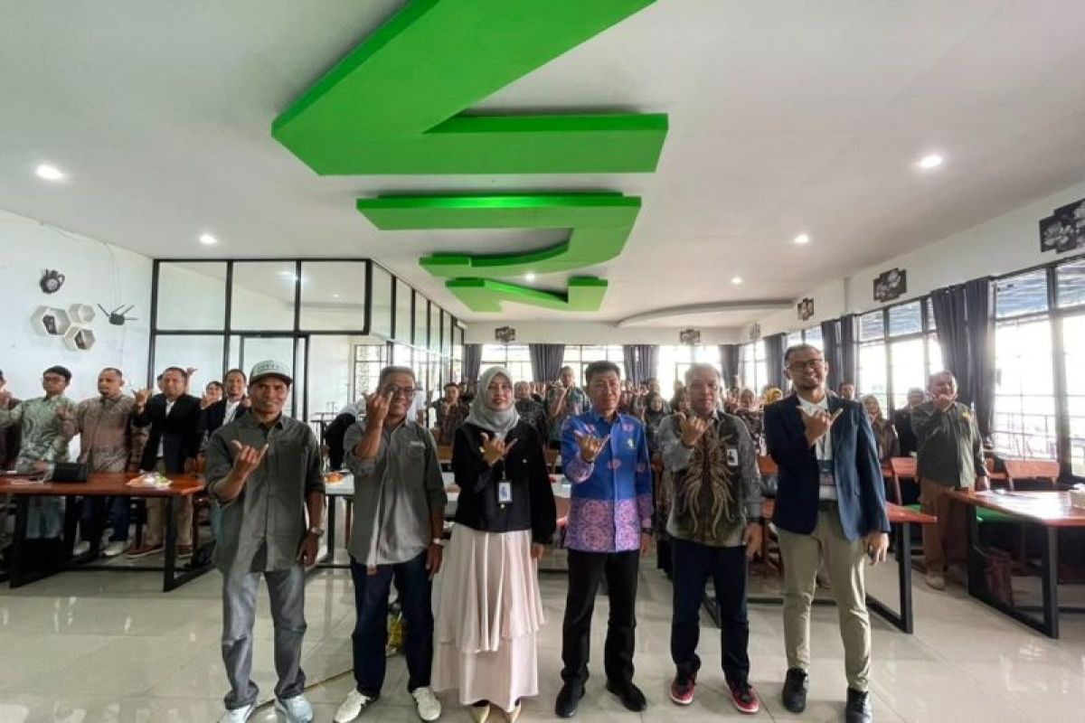 PLN Sumbar Gandeng 100 Petani Bawang Alahan Panjang, Tekan Biaya Pestisida Hingga 50 Persen dengan Listrik