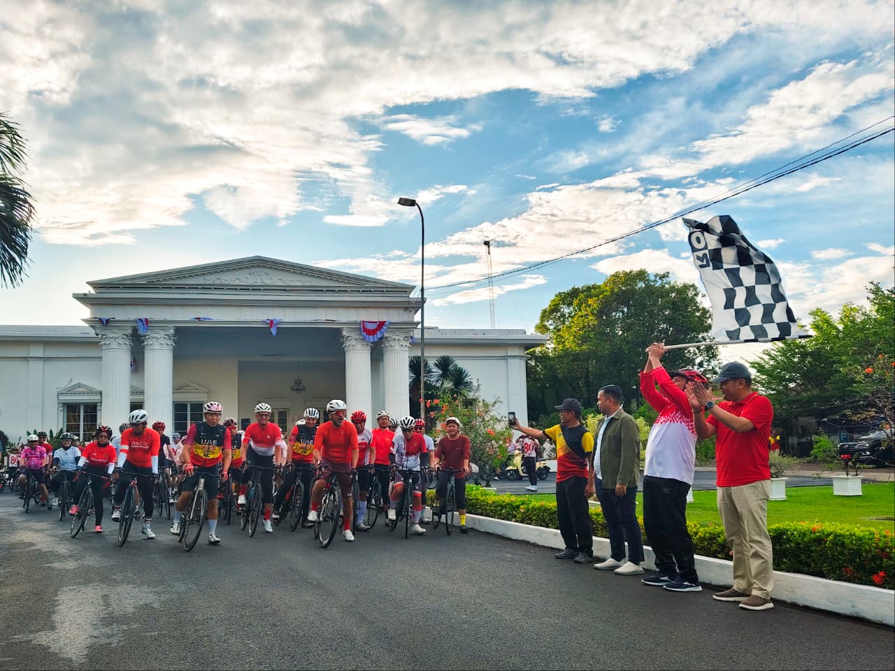 Gubernur Sumbar Mahyeldi Lepas Peserta Merdeka Bike 81 Km di Padang, BSI Jadi Inisiator Utama