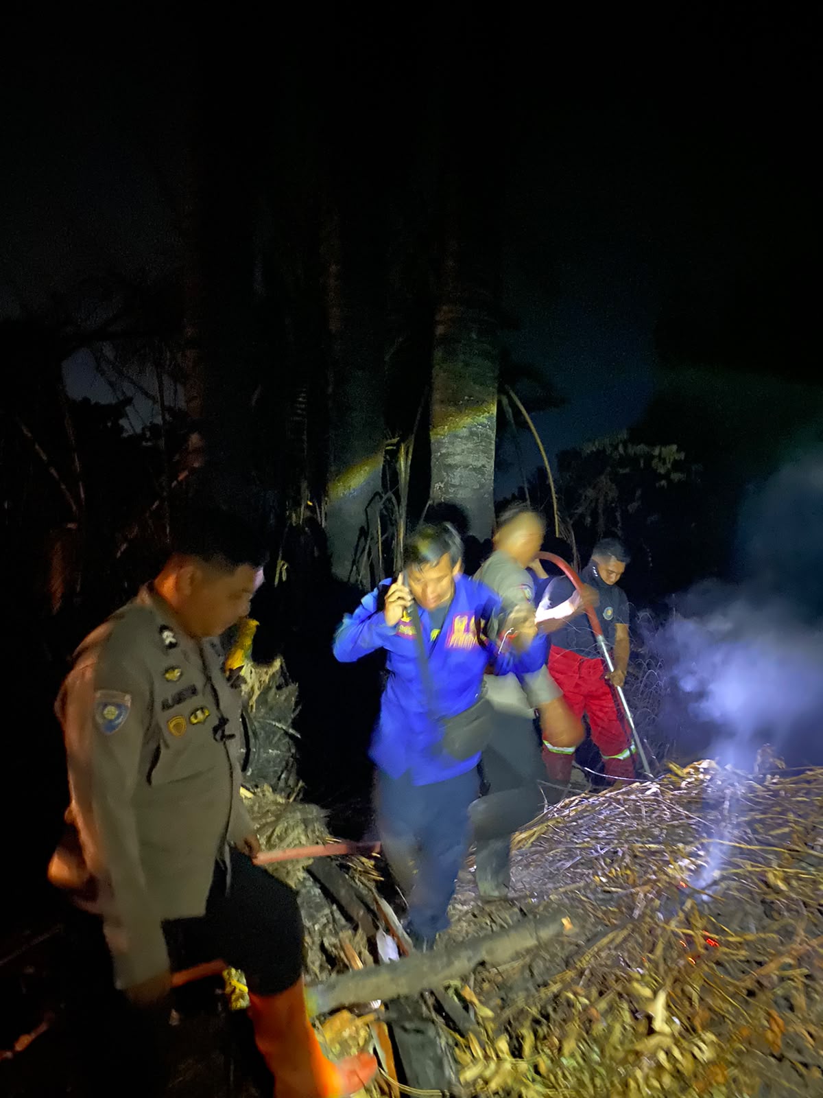Bhabinkamtibmas Polsek Topoyo Padamkan Titik Api di Rawa Belakang Puskesmas, Warga Diimbau Tak Bakar Lahan Saat Kemarau