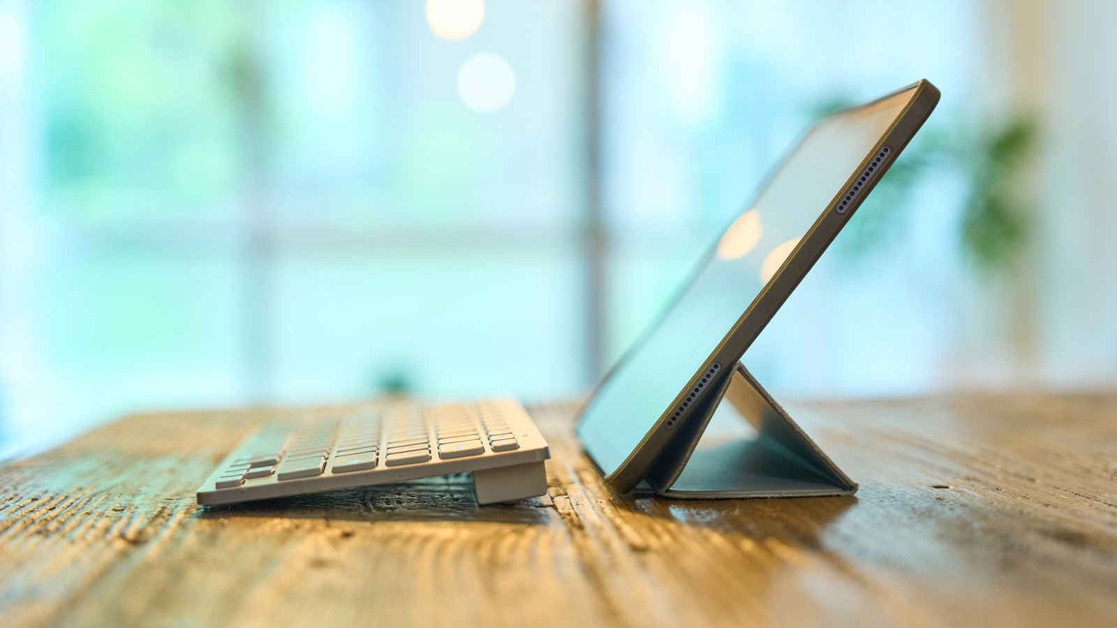 Keyboard Bluetooth Tablet Terbaik 2026: Rekomendasi Model Lipat Hingga Trackpad untuk Produktivitas