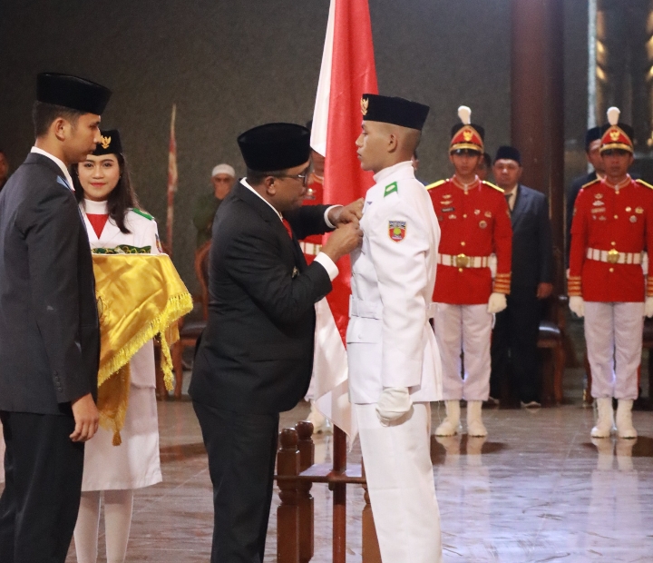 Bupati Maluku Tengah Zulkarnain Awat Amir Kukuhkan 41 Anggota Paskibraka 2026 di Baileo Soekarno Masohi