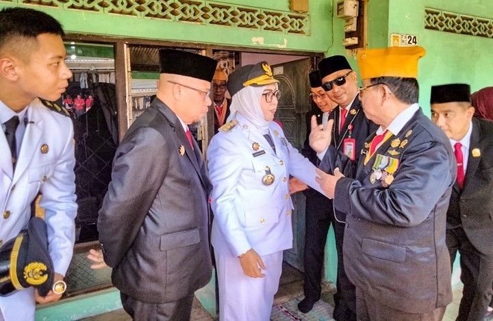 Wali Kota Banjarbaru Bagikan Bendera Merah Putih dan Jenguk Veteran di Hari Kemerdekaan ke-81