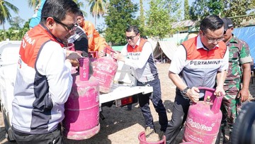 Pertamina Tanggap Bencana Gempa Flores, Dirut Simon Mantiri Turun Langsung Salurkan Bantuan dan Pastikan Pasokan Energi