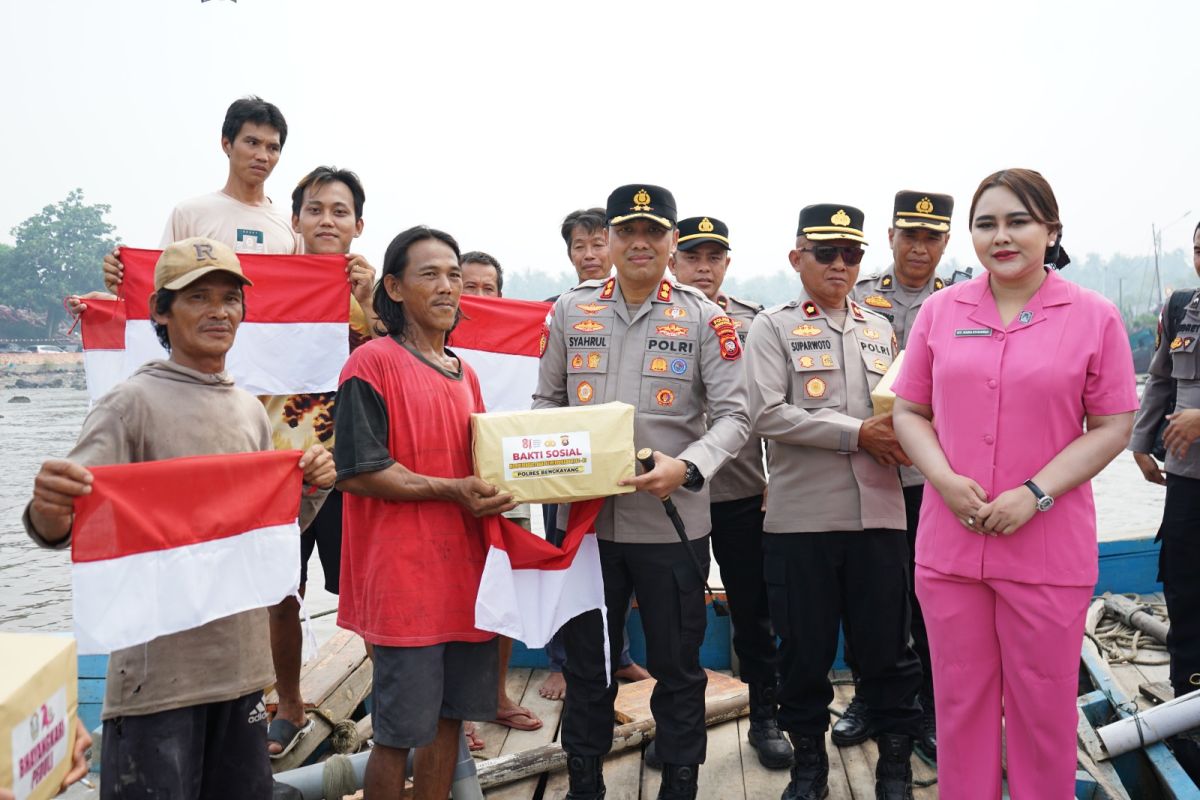 Polres Bengkayang Salurkan 20 Paket Sembako dan Buka Layanan Kesehatan Gratis untuk Nelayan Terdampak Cuaca Ekstrem di Teluk Suak