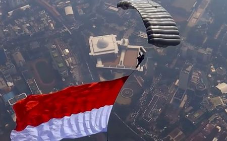 Kopassus Terjun Payung dari Ketinggian 10.000 Kaki, Kibarkan Bendera Raksasa di Atas Monas