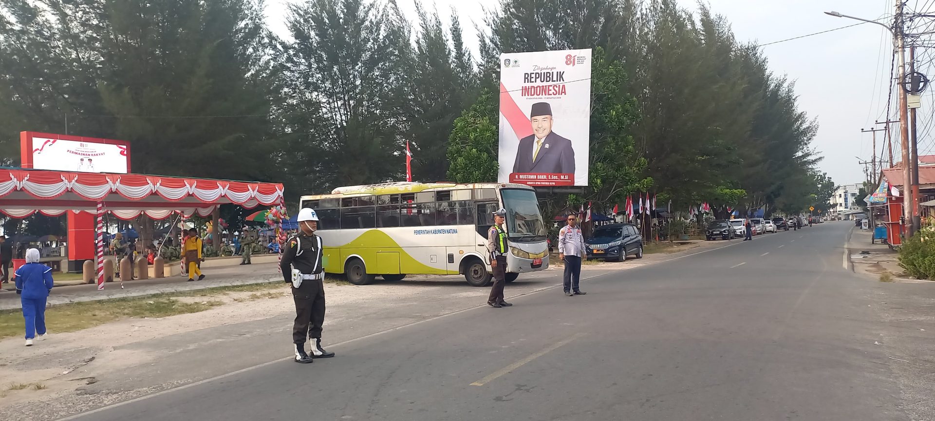Personel Gabungan TNI-Polri-Dishub Kawal Arus Lalu Lintas di Pantai Piwang Natuna saat Upacara HUT ke-81 RI