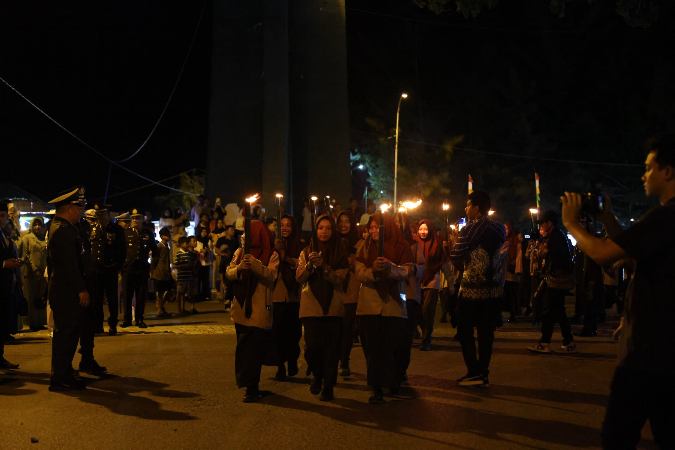 Pawai Obor dan Taptu Meriahkan Malam HUT ke-81 RI di Tanah Bumbu, Bupati Andi Rudi Latif Hadir di Pantai Pagatan