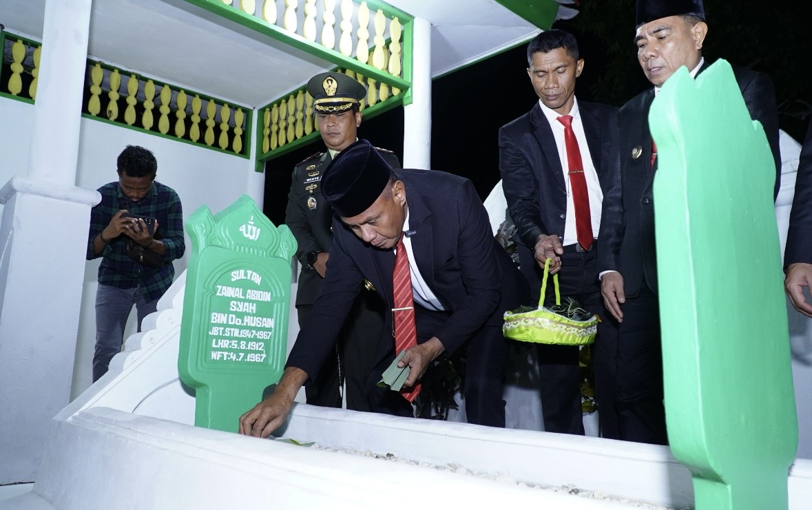 Apel Kehormatan dan Renungan Suci di Makam Sultan Zainal Abidin Syah, Wali Kota Tidore Pimpin Doa untuk Para Pahlawan