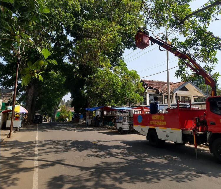 Dishub Kota Sukabumi Perbaiki Penerangan Jalan di Taman Bahagia, Petugas Terjunkan Tangga Hidrolik