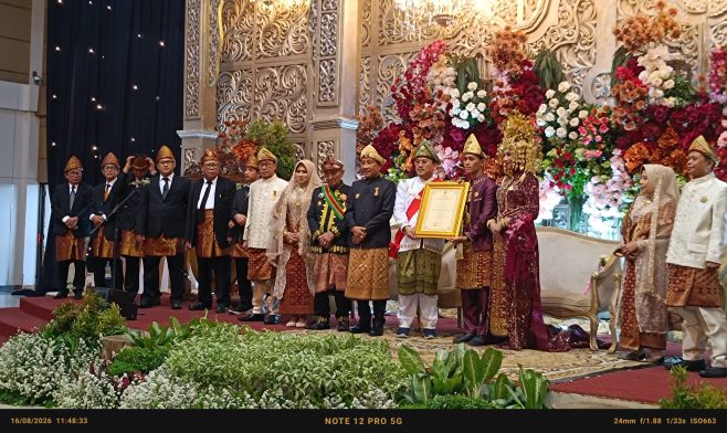 Sultan Palembang Darussalam Anugerahkan Gelar Adat di Pernikahan Nyimas Ayu Verania dan Alfian di Bekasi