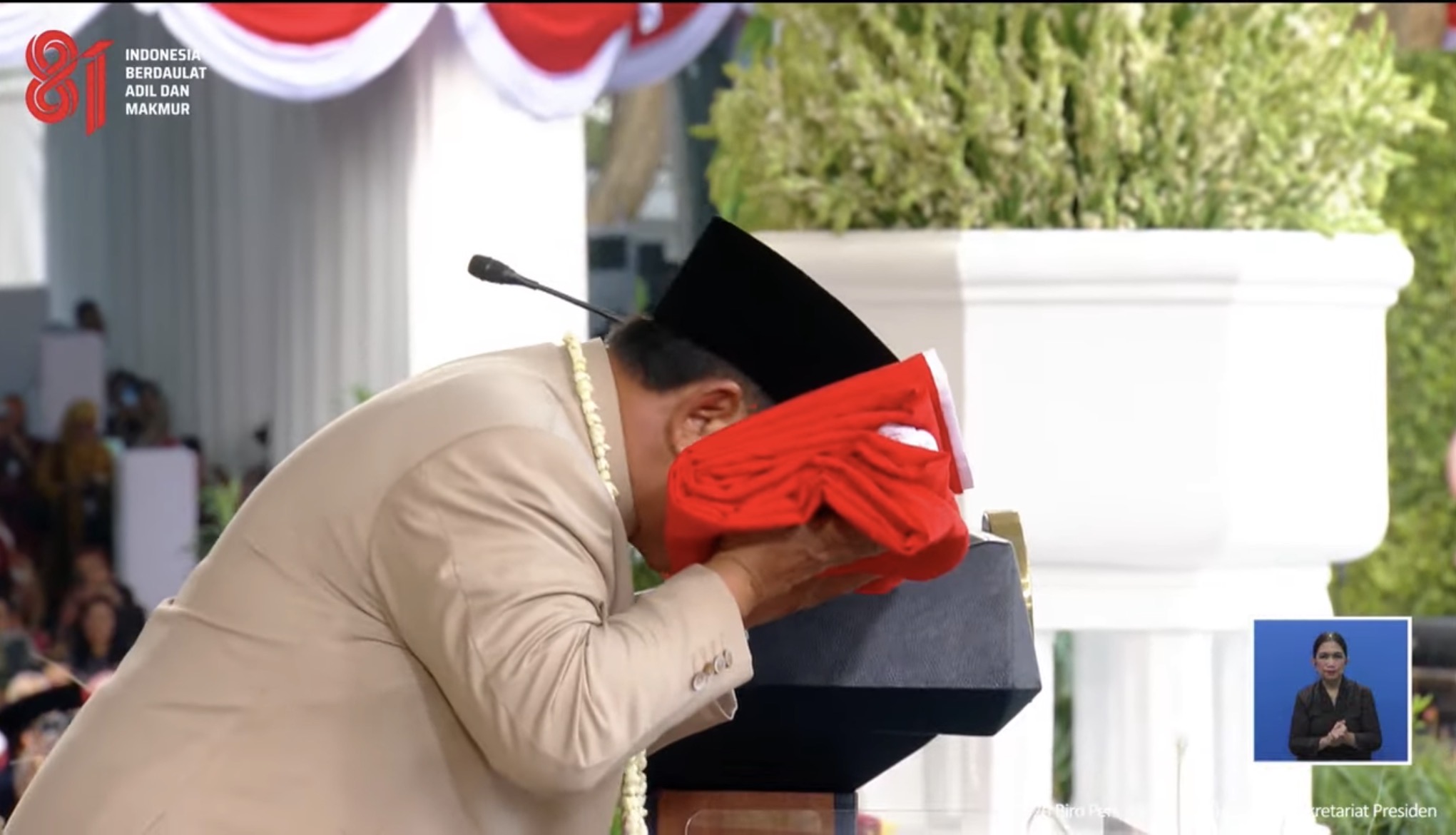Presiden Prabowo Cium Sang Merah Putih Usai Upacara Penurunan Bendera HUT ke-81 di Istana Merdeka