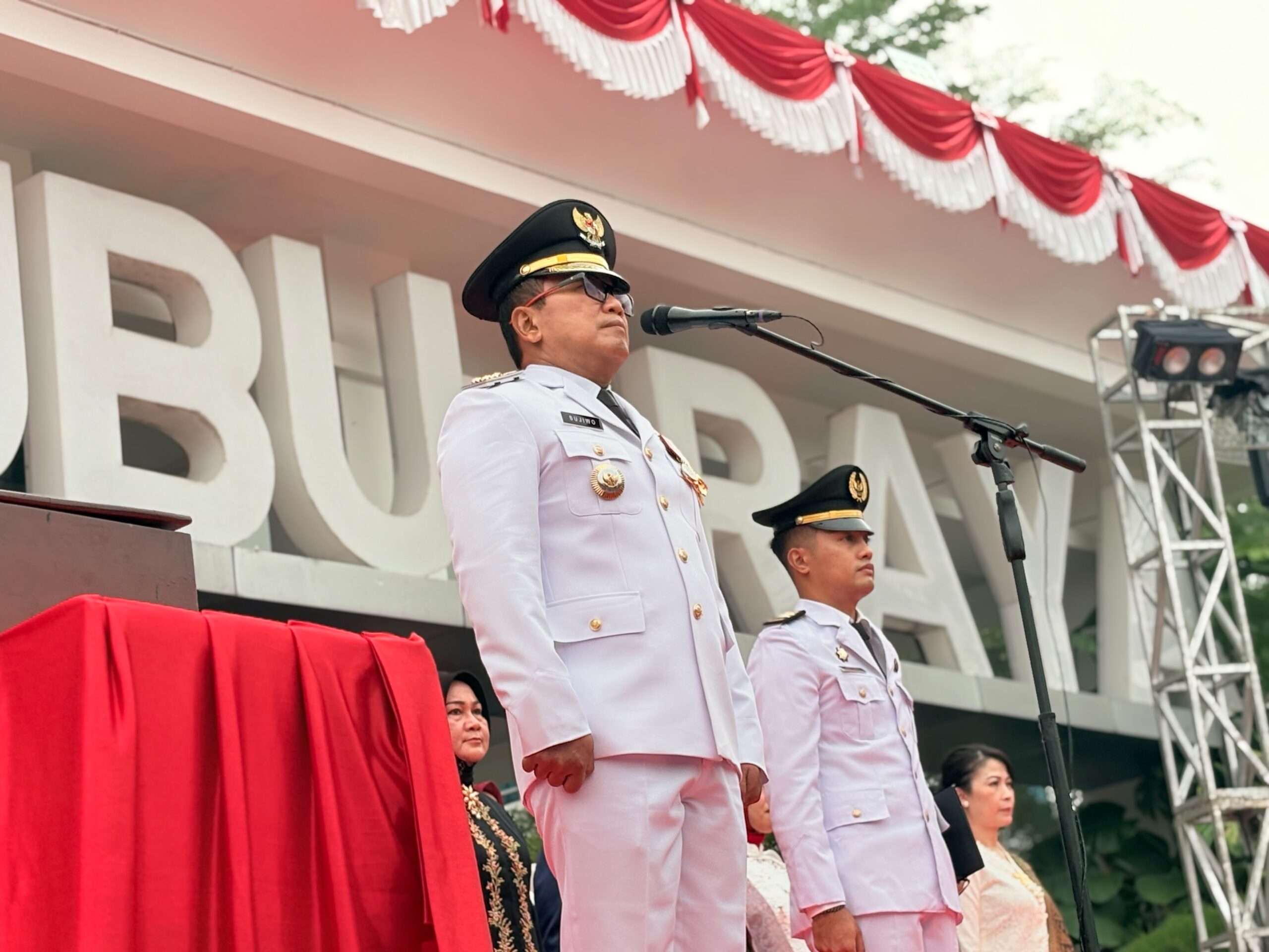 Bupati Kubu Raya Sujiwo Pimpin Upacara HUT ke-81 RI Tanpa Tenda dan Jamuan, Pilih Makan Bareng Warga