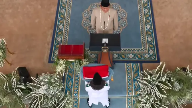 Presiden Prabowo Cium Bendera Merah Putih Saat Serah Terima Paskibraka di Istana Merdeka
