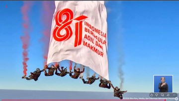 17 Penerjun Kopassus Kibarkan Bendera Raksasa di Langit Monas, Formasi 17 Kanopi Tandai HUT ke-81 RI