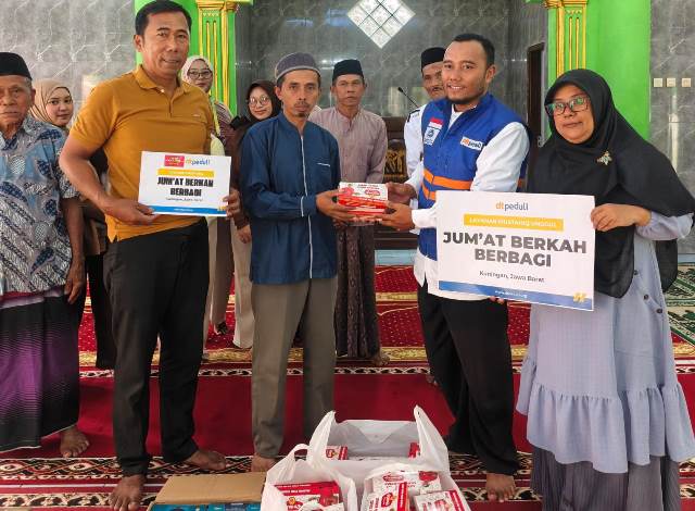 Mahasiswa KKN UM Kuningan dan DT Peduli Bagikan 100 Nasi Box Jumat Berkah untuk Warga Gunungaci