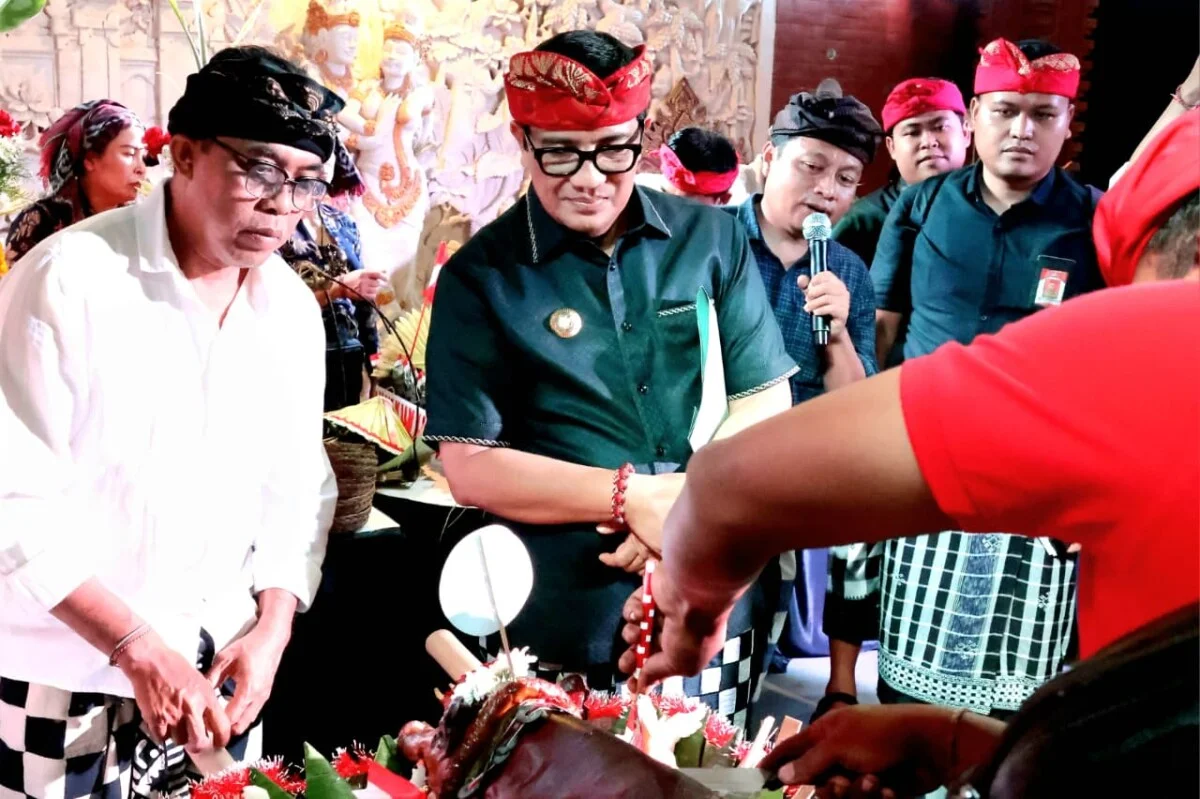 Parade Babi Guling Warnai HUT ke-81 RI di Tabanan, Bupati Sanjaya Beri Hadiah Rp 1,5 Juta untuk Regu Terbaik