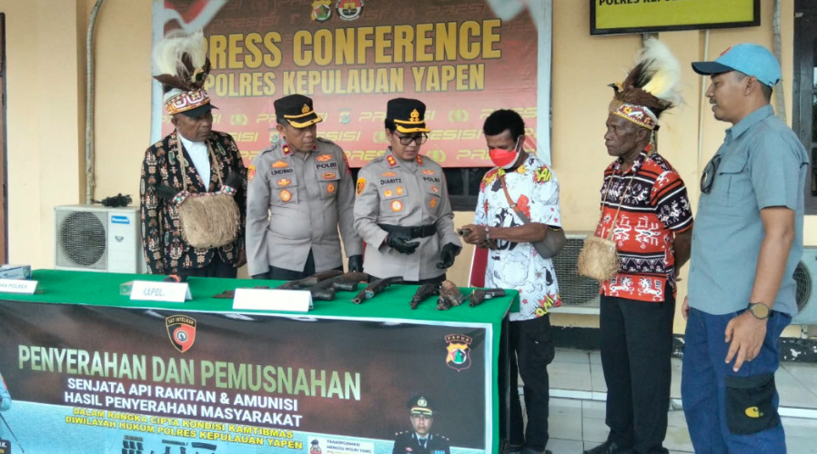 Polres Kepulauan Yapen Musnahkan 7 Senpi Rakitan dan 21 Butir Amunisi Hasil Serah Diri Sukarela Warga