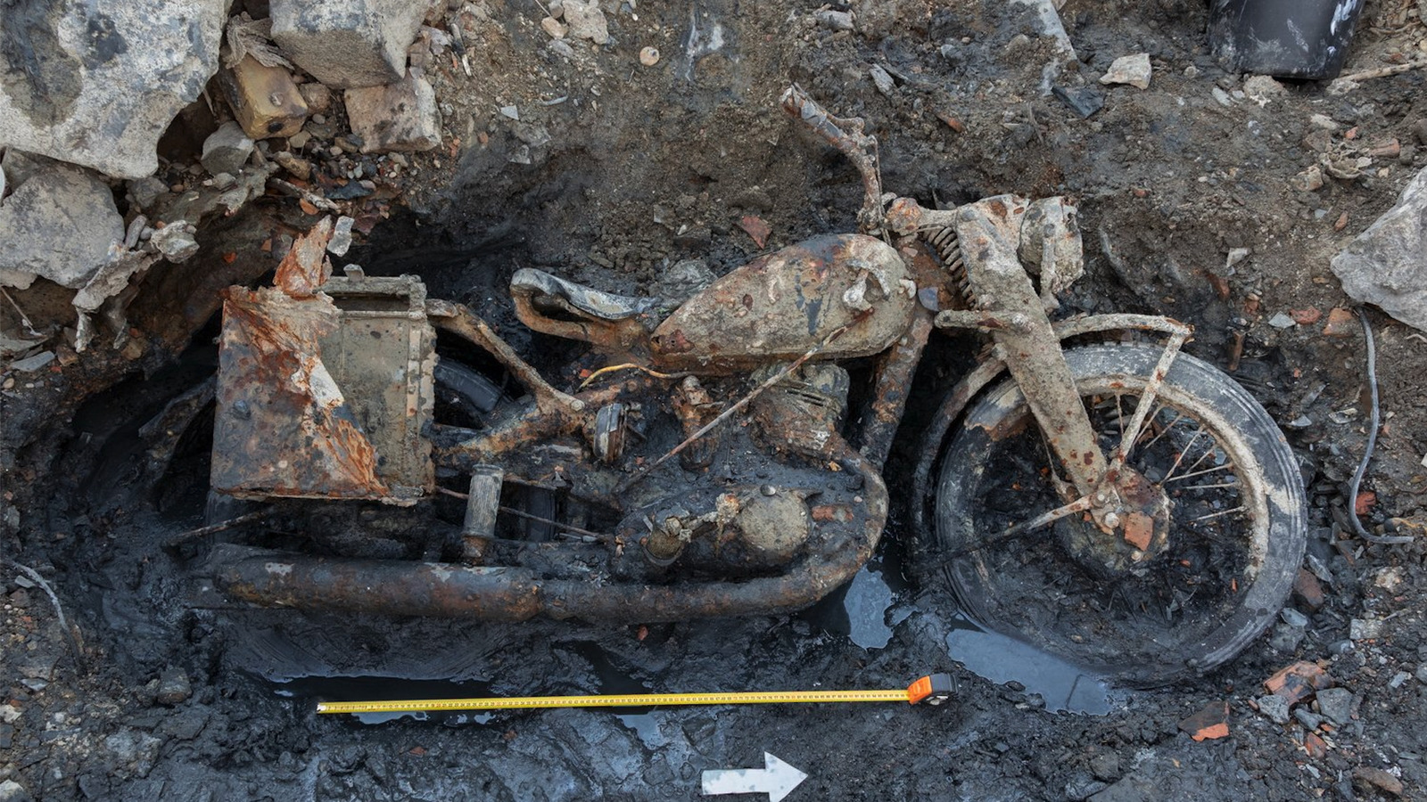 Motor DKW NZ 350-1 Peninggalan Perang Dunia II Ditemukan dari Lumpur Sungai Danube di Budapest