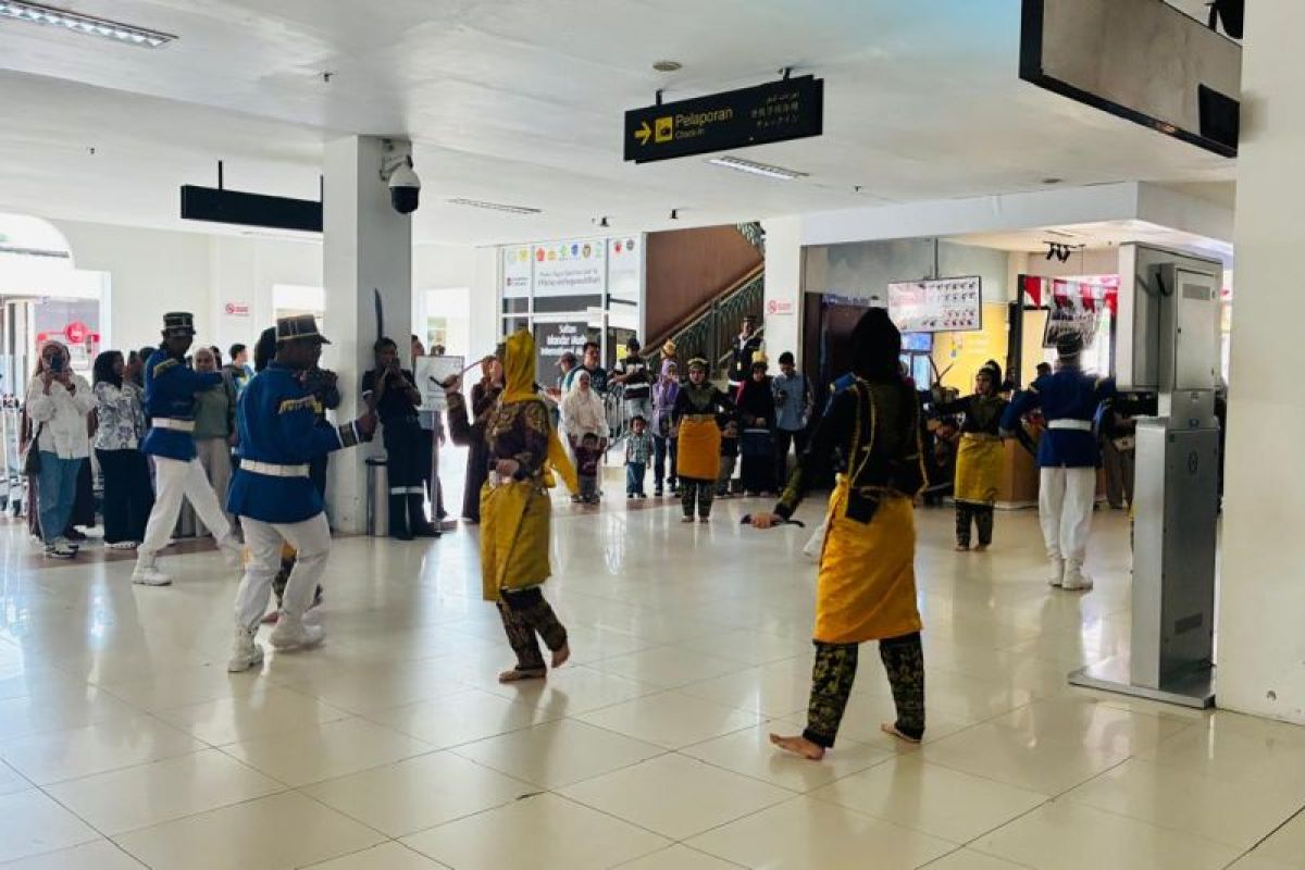 Bandara SIM Blang Bintang Rayakan HUT ke-81 RI Bersama Penumpang, Ada Tari Prang Sabil dan Hadiah Bingkisan