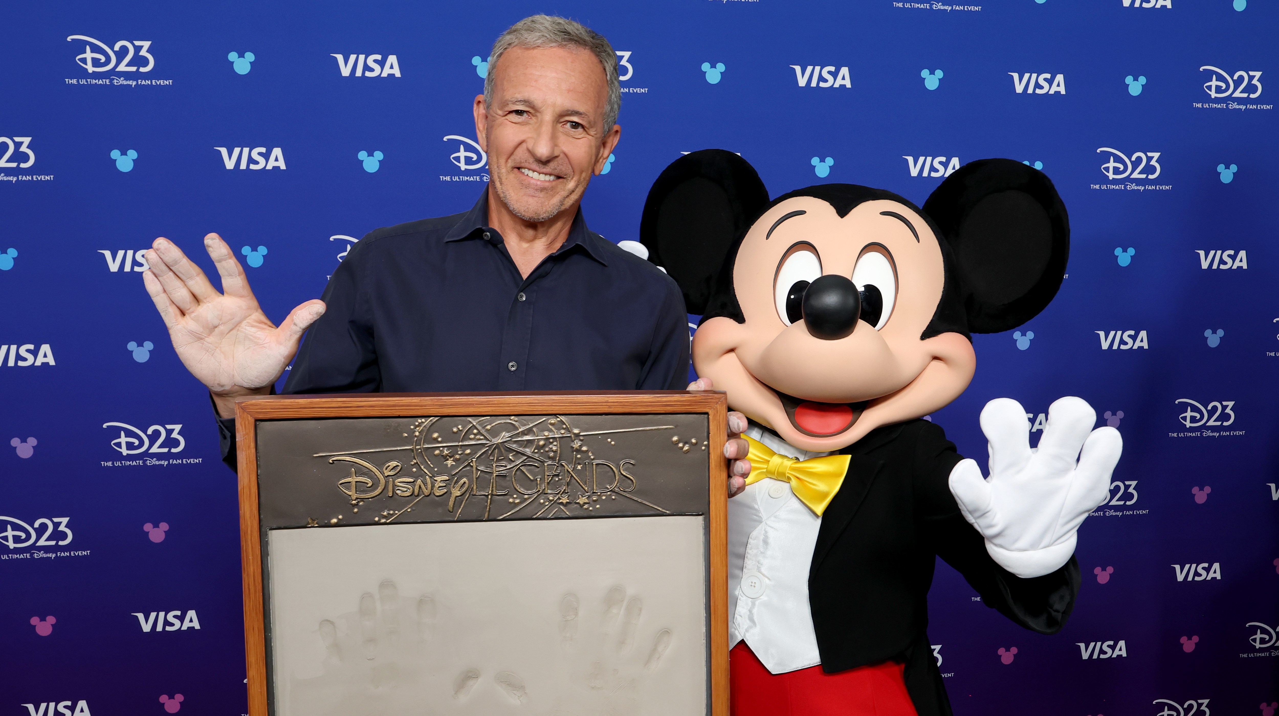 Bob Iger Resmi Dinobatkan sebagai Disney Legend di D23, Puji Penerus Josh D’Amaro