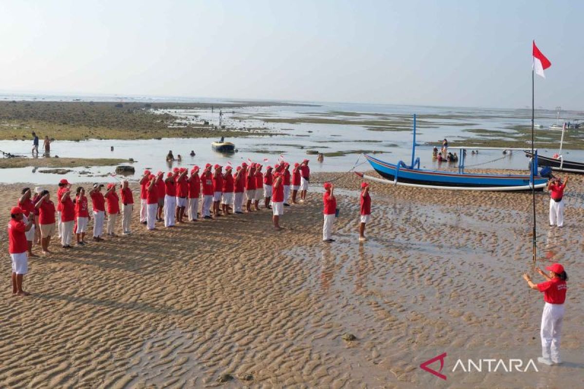 50 Lansia di Denpasar Gelar Upacara Bendera HUT RI ke-81 di Pantai Sanur, Kibarkan Merah Putih di Tepi Laut