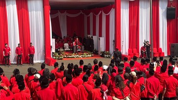 Megawati Pimpin Upacara HUT Ke-81 RI di Sekolah Partai, Ajak Kader PDIP Doakan Korban Gempa NTT yang Tewaskan 53 Orang