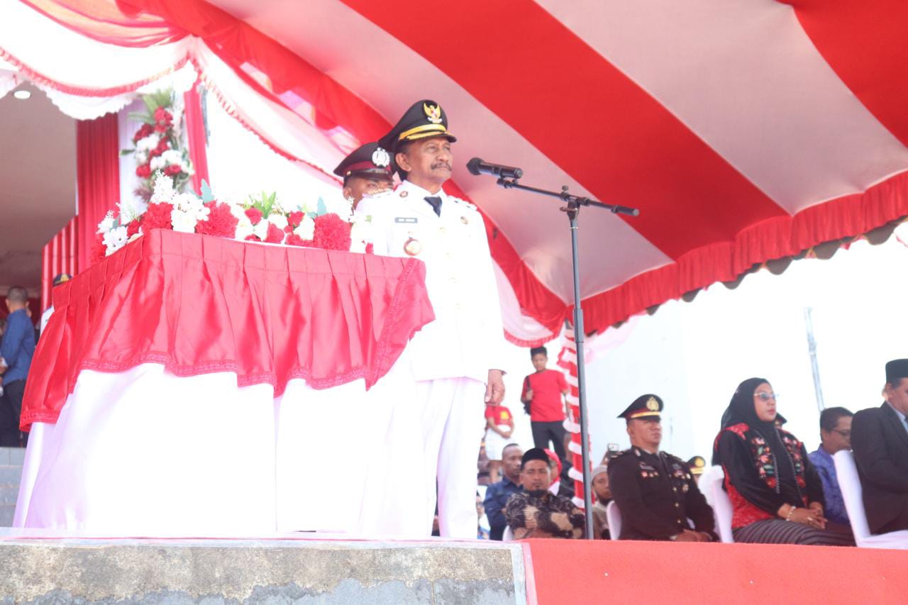 HUT ke-81 RI di SBB: Bupati Asri Arman Pimpin Upacara, Ribuan Warga Padati Lapangan Morekau