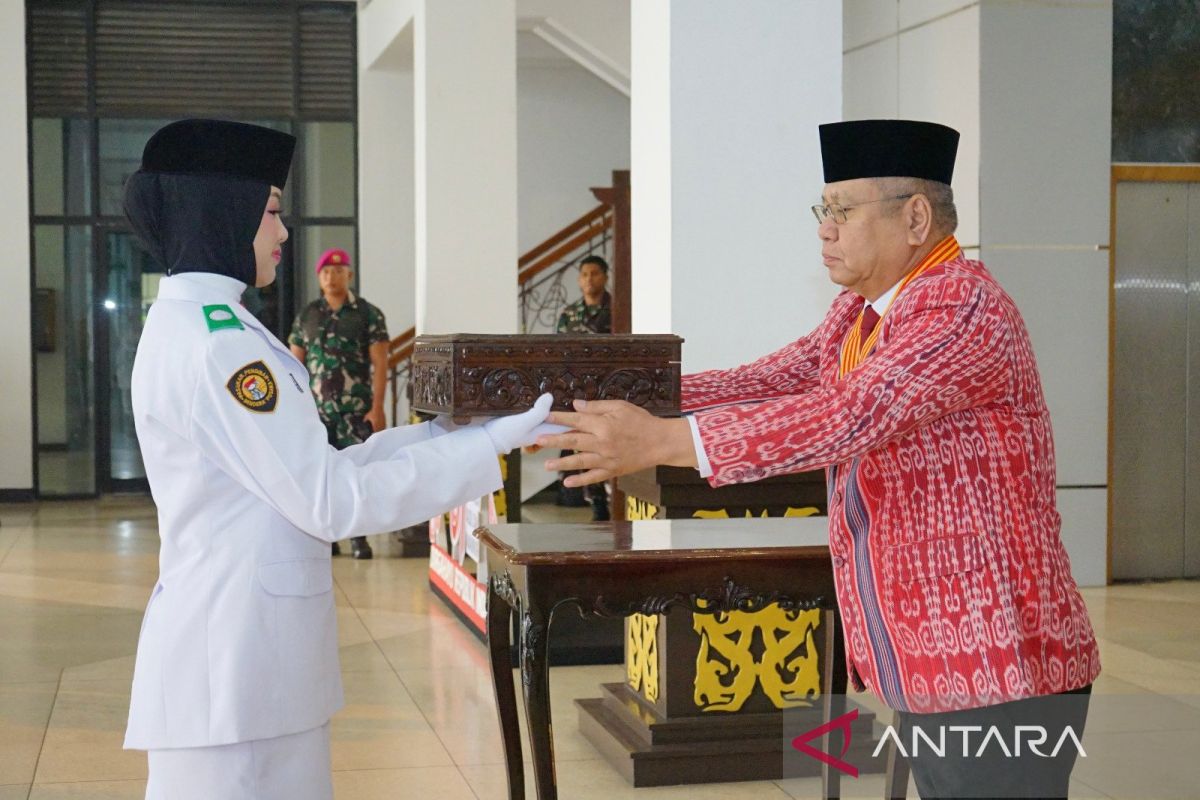 Sekda Kalbar Harisson Serahkan Bendera Merah Putih ke Paskibraka, Ajak Generasi Muda Isi Kemerdekaan lewat Kerja Nyata