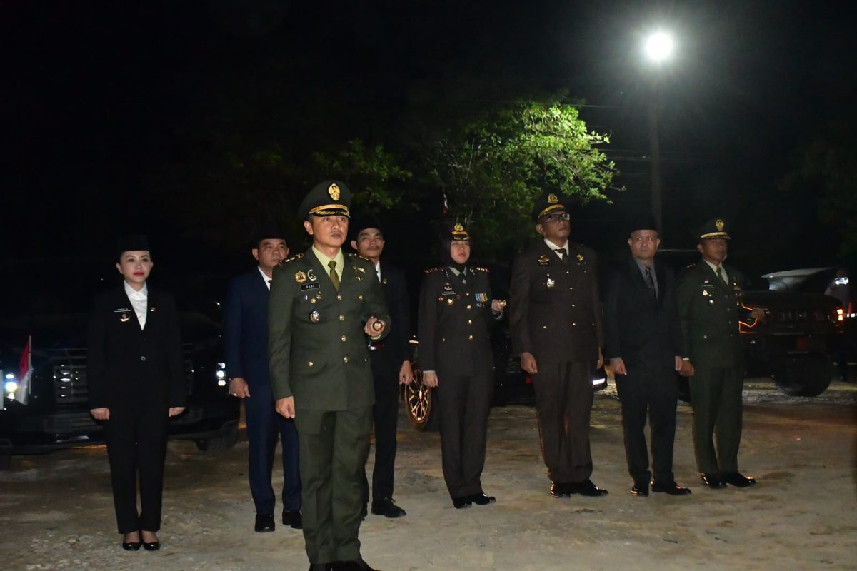 Dandim 1210/Landak Pimpin Renungan Suci di Makam Juang Ngabang, Bupati Karolin Margret Ikut Hadir