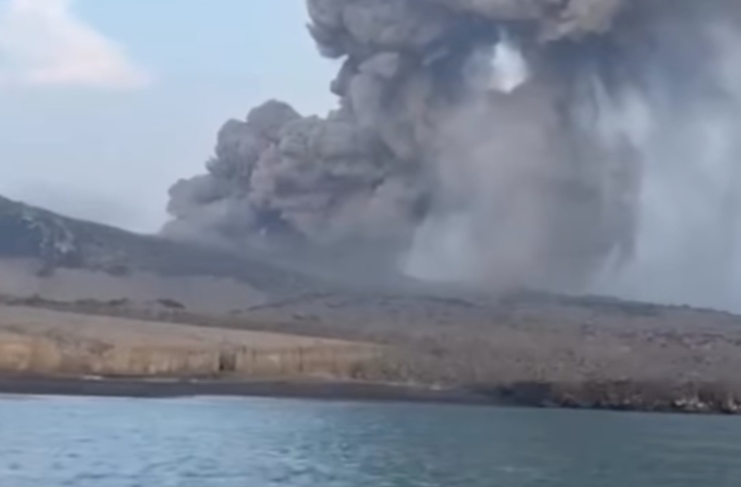 Gunung Anak Krakatau Kembali Erupsi 4 Kali dalam 12 Jam, Status Siaga Level III Berlaku