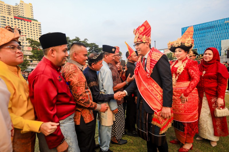 HUT Ke-81 RI di Medan: Wali Kota Rico Waas Kenakan Adat Karo, 10 ASN Terima Satyalancana dari Presiden