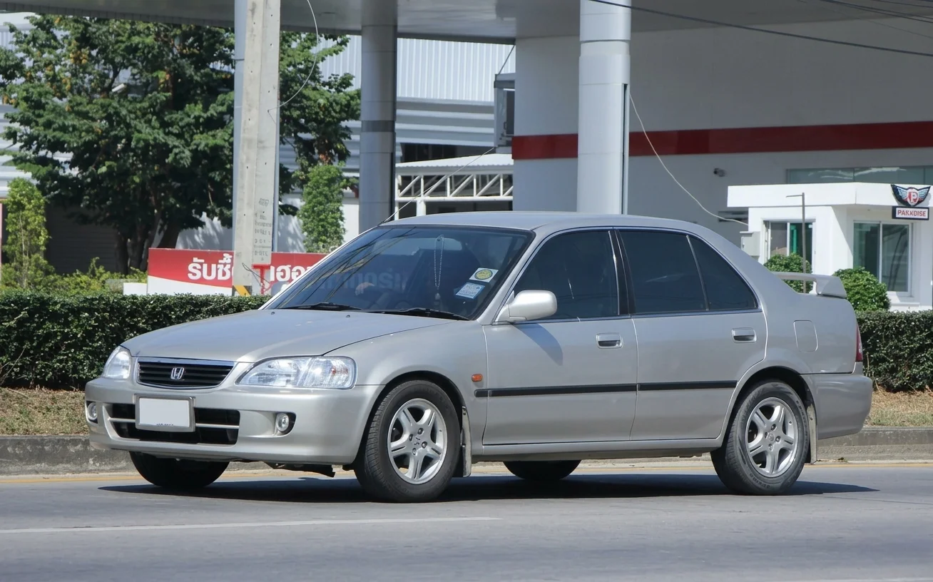 Hyundai Accent dan Suzuki Esteem: Pilihan Sedan Kompak 50 Jutaan di Luar Merek Jepang