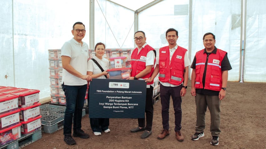 TBS Foundation Salurkan 200 Paket Sanitasi untuk Korban Gempa Flores, Nilainya Capai Rp50 Juta